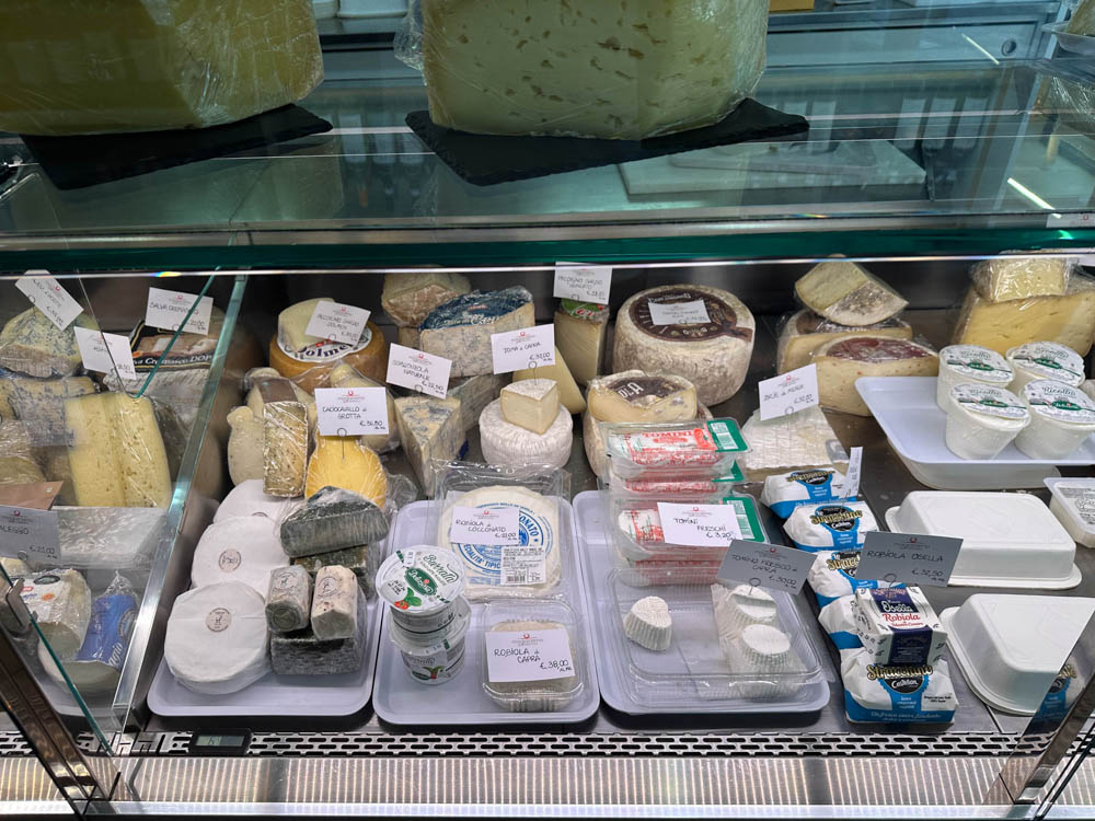 Deli in Ivrea - cheese