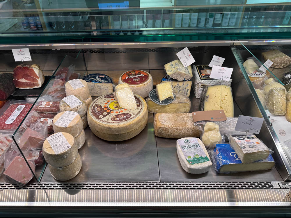 Deli in Ivrea - cheese