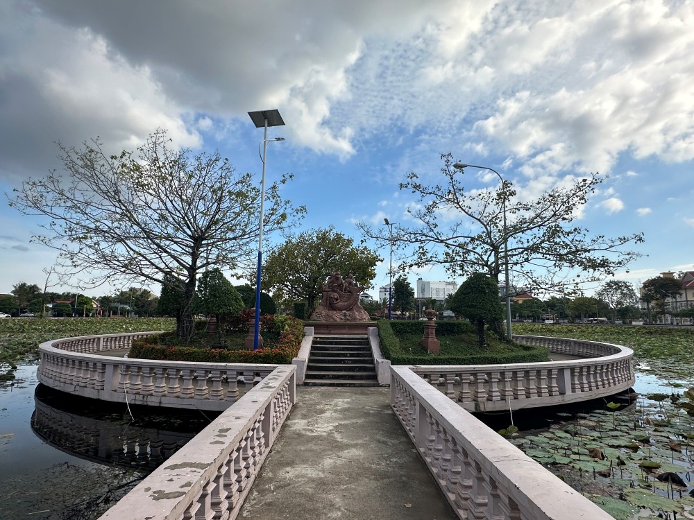 Lotus Pond Monument