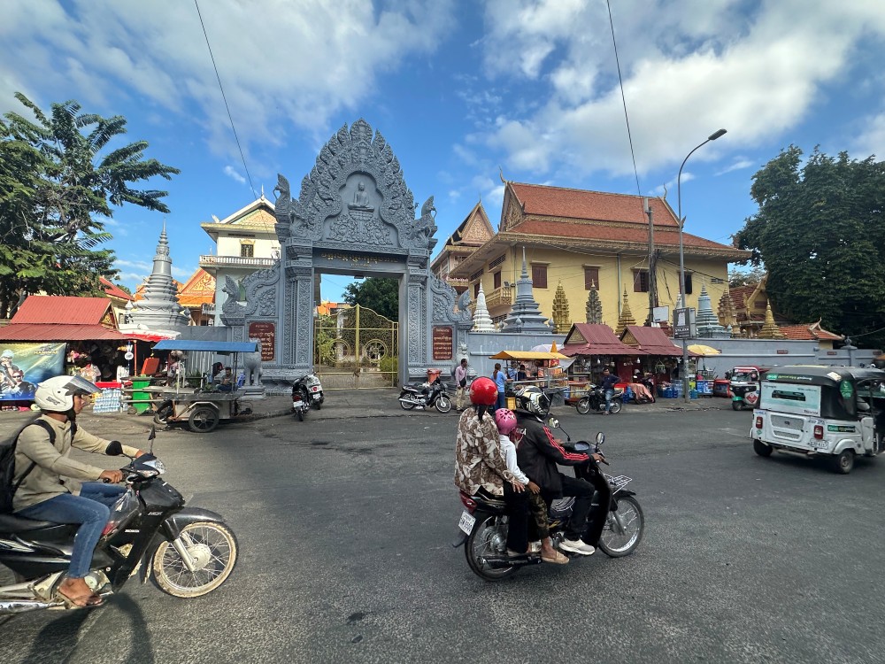 Wat Langka entrance