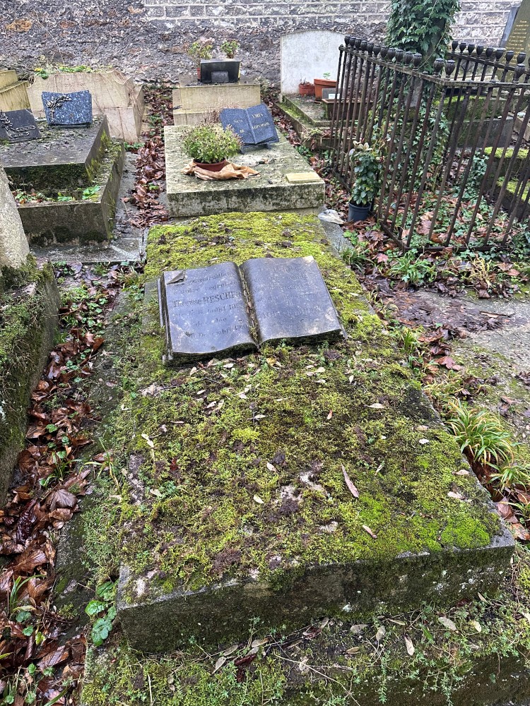 Père Lachaise Cemetery 4