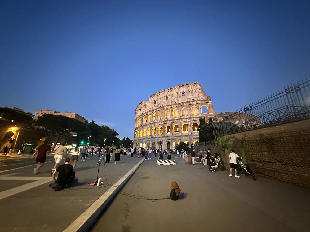 Colosseo by night street musician